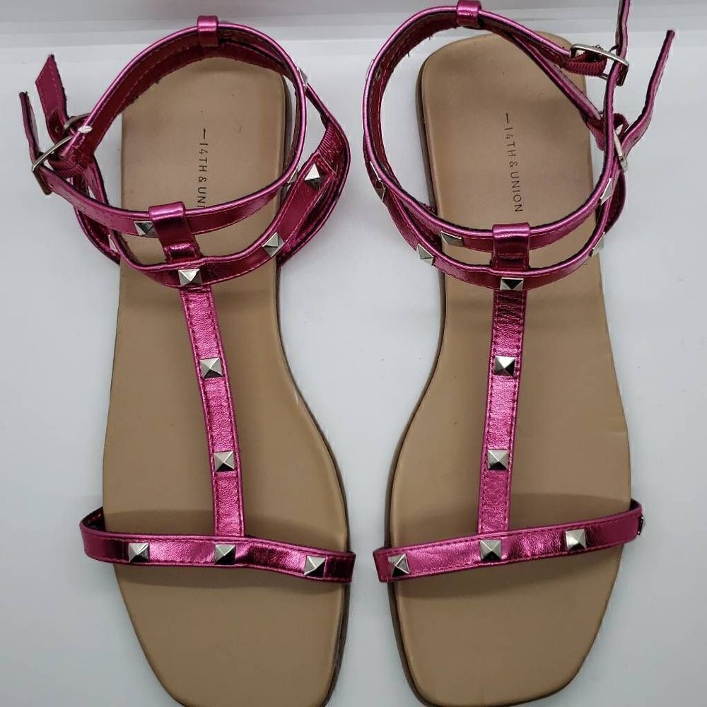14th and Union Finley Hot Metallic Pink Studded Strappy Flip Flops Size 8.5